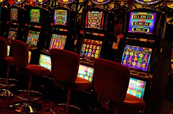 bentuk Golden Toad slot game interface showing five reels, payline display, and stake controls on mobile